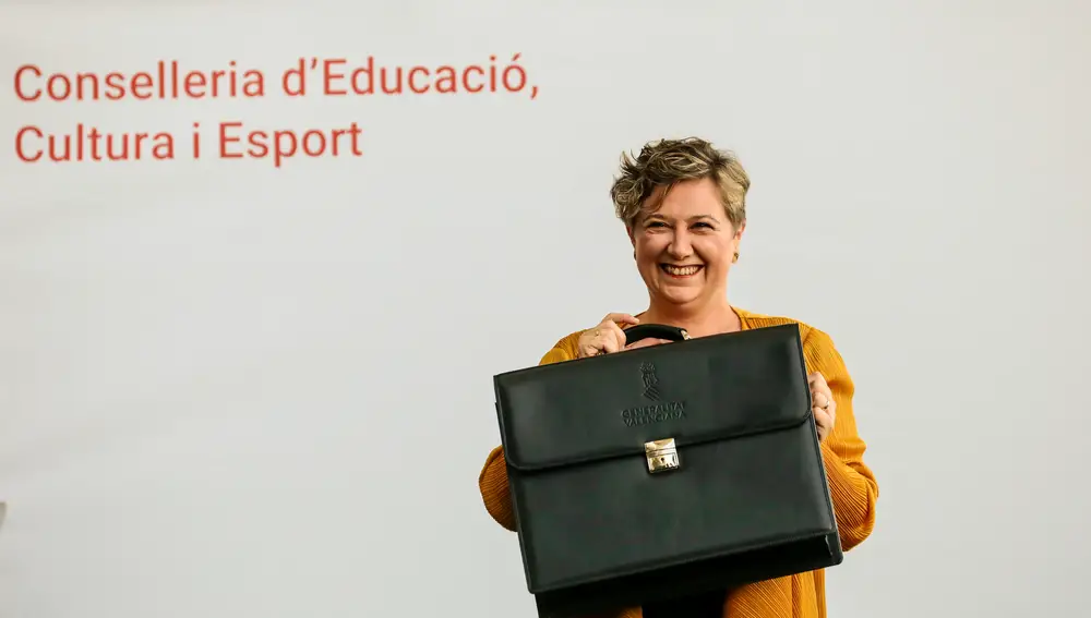 La nueva titular de la Conselleria de Educación, Cultura y Deporte , Raquel Tamarit, tras el acto de intercambio de cartera en la en la consellería. EFE/ Ana Escobar