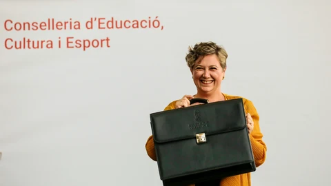 La nueva titular de la Conselleria de Educación, Cultura y Deporte , Raquel Tamarit, tras el acto de intercambio de cartera en la en la consellería. EFE/ Ana Escobar