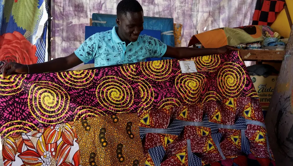 Khadim Bamba muestra una de sus obras en Dakar, Senegal.