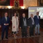 El alcalde Mario Simón; el delegado de la Junta, José Antonio Rubio; la presidenta de la Diputación, Ángeles Armisén; el obispo Manuel Herrero; el comisario de la exposición, José Luis Calvo; y el subdelegado del Gobierno, Ángel Miguel, presentan "Renacer. La catedral transformada", enmarcada en el VII Centenario de la Catedral de Palencia