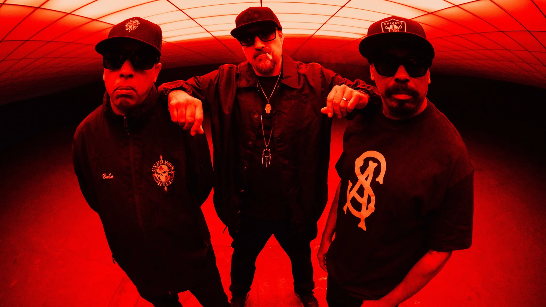 De izquierda a derecha, Eric Bobo, B-Real y Sen Dog, componentes de la banda de hip hop Cypress Hill