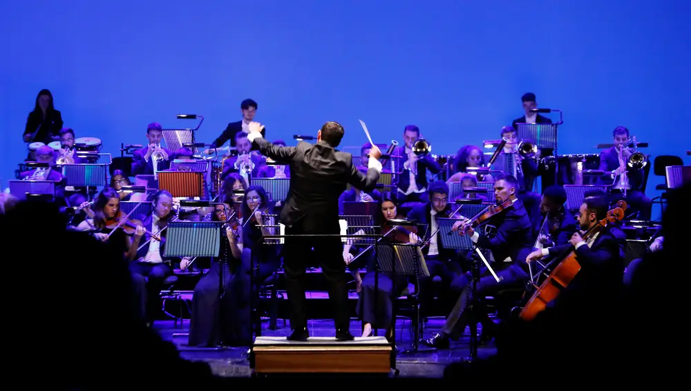 Juan Pablo Valencia fue el encargado de dirigir a la Royal Film Concert Orchestra, ayer en el Teatro de la Maestranza de Sevilla