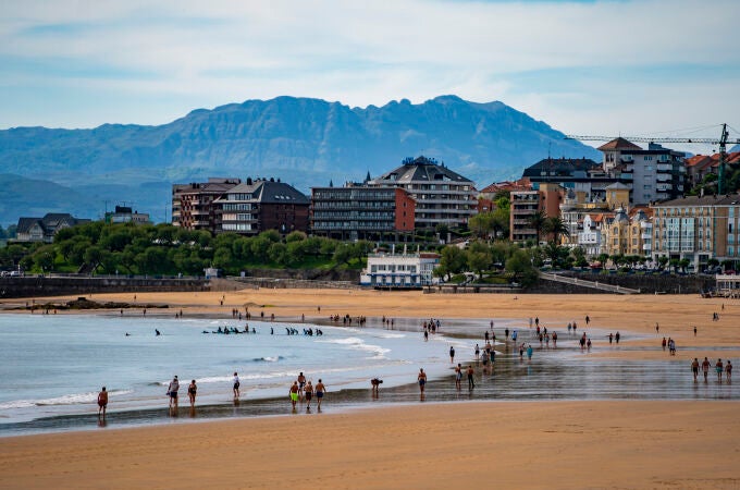 Varias personas disfrutan en la playa de Santander