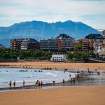 Varias personas disfrutan en la playa de Santander