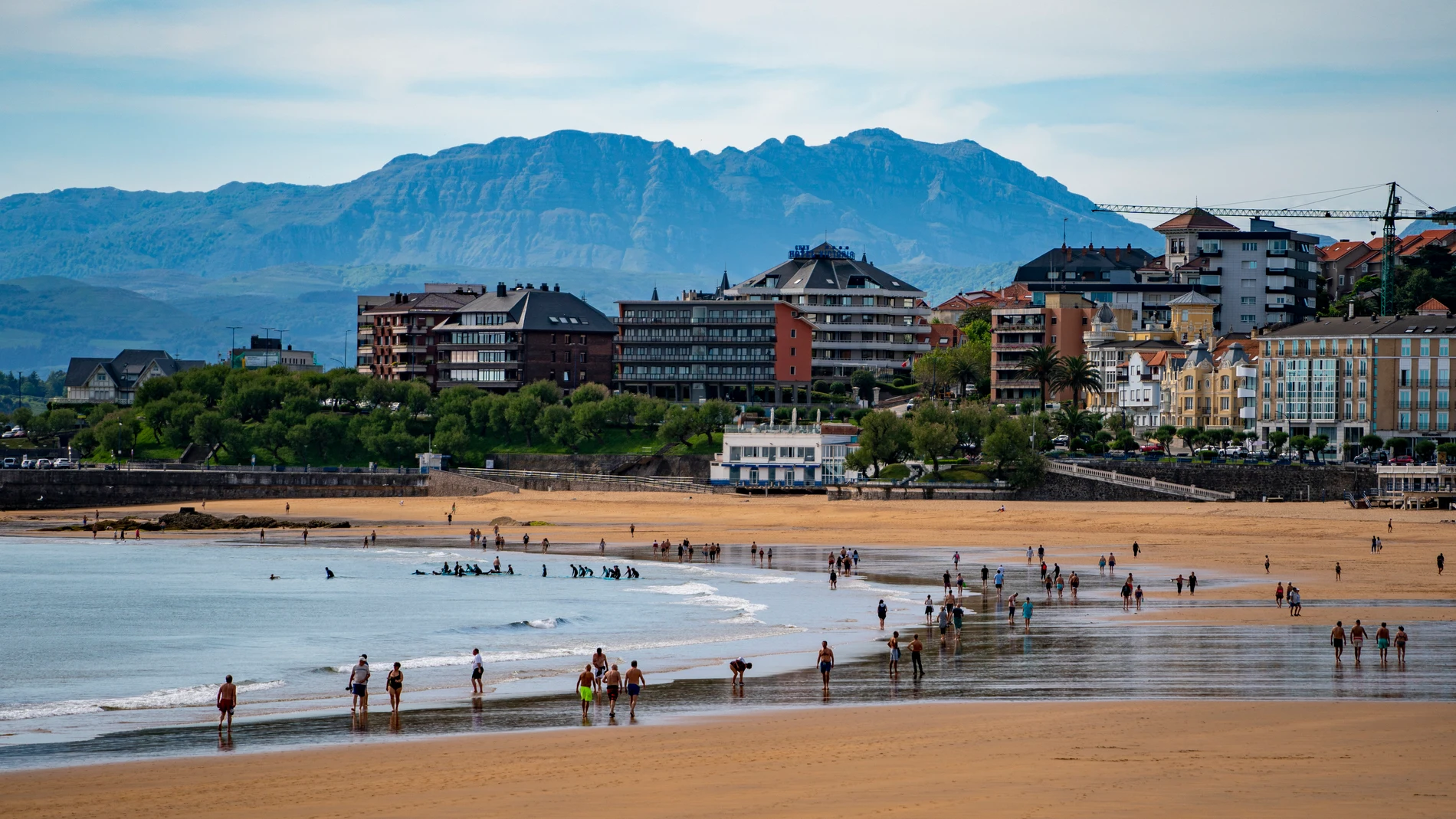 Varias personas disfrutan en la playa este lunes en Santander. Cantabria ha iniciado esta tercera semana de mayo con temperaturas, a primera hora, que han superado los 25 grados en varias localidades de la región
