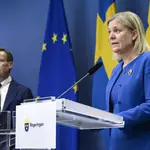La primera ministra sueca, la socialdemócrata Magdalena Andersson, comparece junto al líder de la oposición, el conservador Ulf Kristersson
