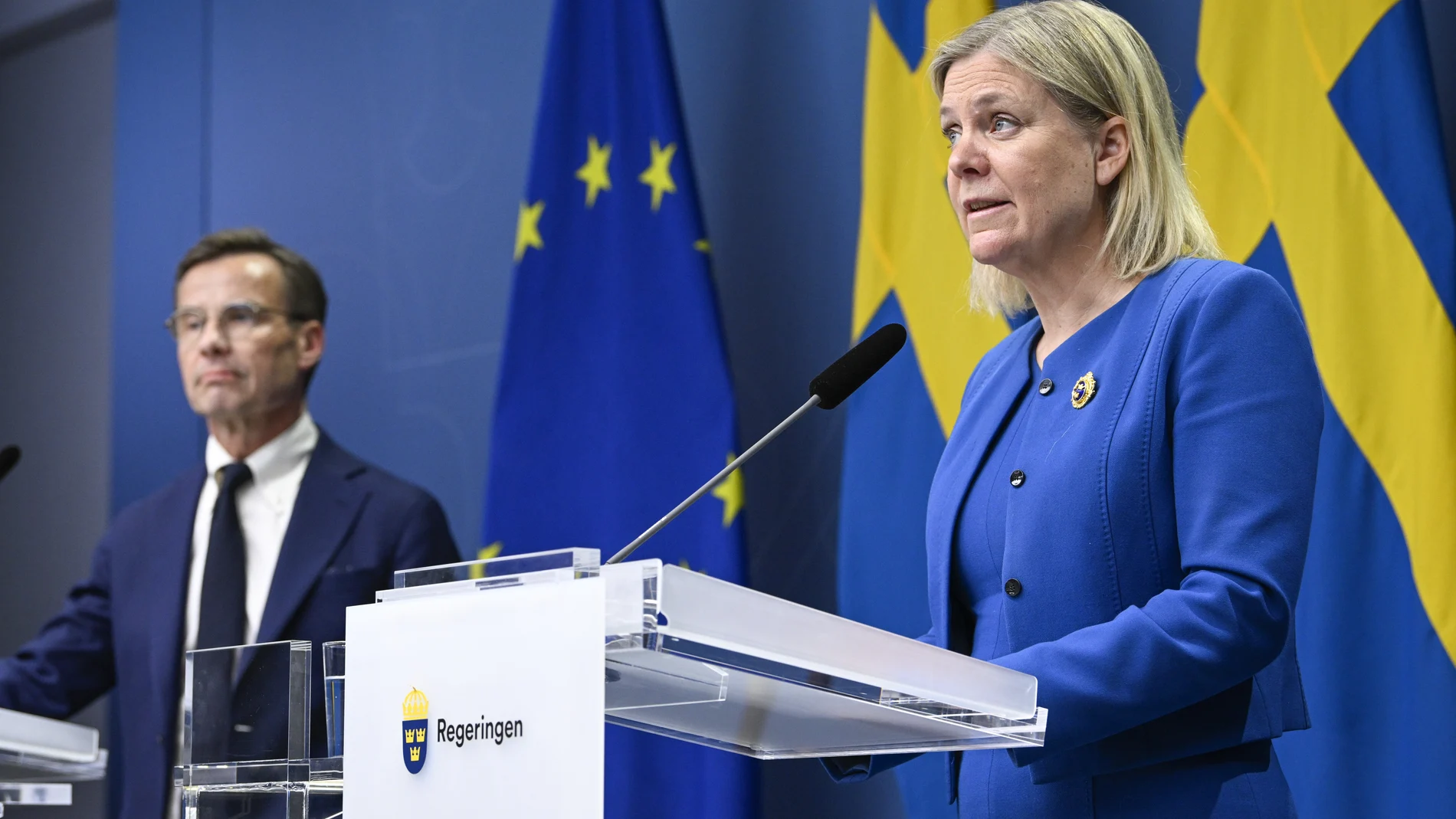 La primera ministra sueca, la socialdemócrata Magdalena Andersson, comparece junto al líder de la oposición, el conservador Ulf Kristersson