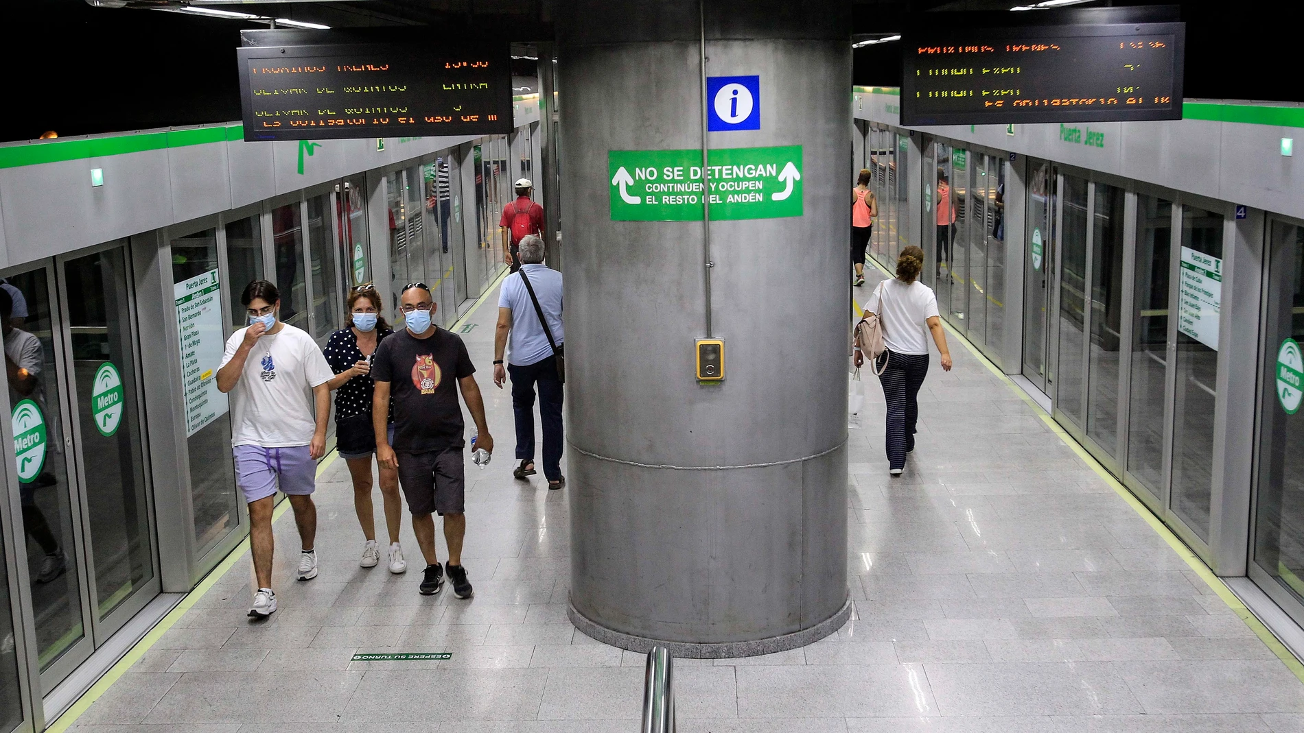 Usuarios del Metro en una estación del suburbano. MANUEL OLMEDO