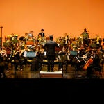 Juan Pablo Valencia y la Royal Film Concert Orchestra durante un momento del concierto, ayer, 15 de mayo de 2022