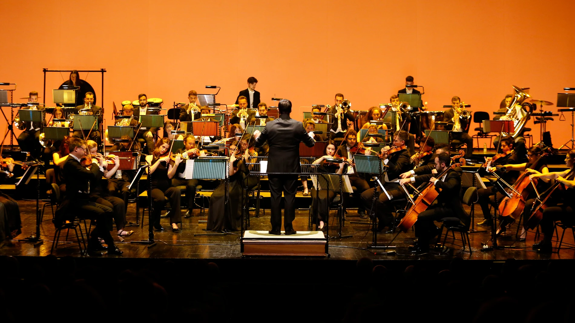 Juan Pablo Valencia y la Royal Film Concert Orchestra durante un momento del concierto, ayer, 15 de mayo de 2022