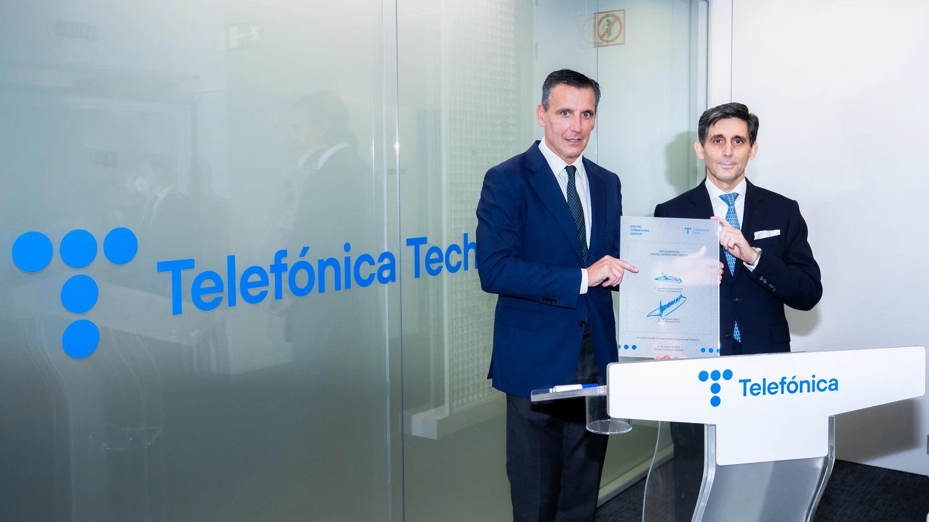 De derecha a izquierda: José María Álvarez-Pallete, presidente de Telefónica, junto a José Cerdán, CEO de Telefónica Tech
