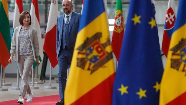 El presidente del Consejo Europeo, Charles Michel, con la presidenta de Moldavia Maia Sandu