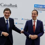 El presidente de CaixaBank, José Ignacio Goirigolzarri (i), junto al consejero delegado de la entidad Gonzalo Gortázar, durante la rueda de prensa de la presentación del plan estratégico