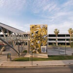 València despliega una lona gigante en el Aeropuerto de València para dar la bienvenida a visitantes a la Capital Mundial del Diseño