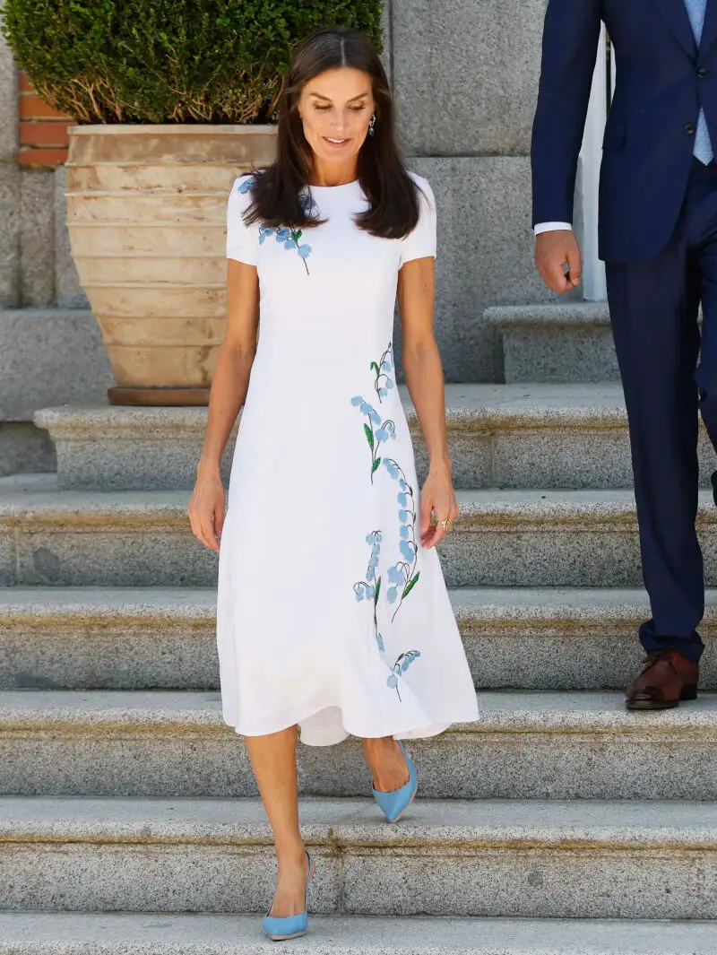 MADRID, 17/05/2022.- Los reyes Felipe y Letizia reciben al emir de Catar, el jeque Tamim Bin Hamad Al Thani, y a su esposa, Jawaher Bint Hamad Bin Suhaim Al Thani, momentos antes del almuerzo ofrecido este martes en el Palacio de La Zarzuela con motivo de su visita de Estado a España. EFE/Ballesteros