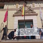 Miembros de la Plataforma de Afectados por la Línea de Alta Tensión de la Catenaria del AVE a su paso por el municipio de Totana (Murcia) se han encerrado este martes en el Salón de Plenos del Ayuntamiento