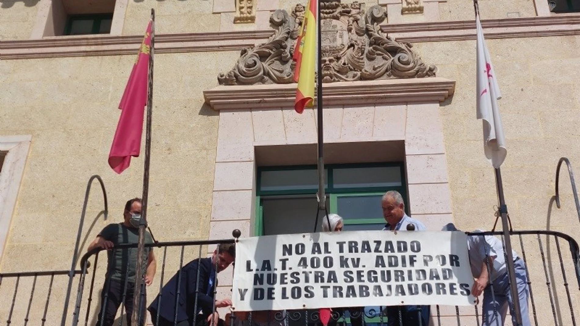 Miembros de la Plataforma de Afectados por la Línea de Alta Tensión de la Catenaria del AVE a su paso por el municipio de Totana (Murcia) se han encerrado este martes en el Salón de Plenos del Ayuntamiento
