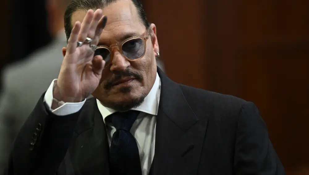 El actor Johnny Depp, a su salida del juicio que se ha retomado hoy tras un receso de una semana. EFE/EPA/BRENDAN SMIALOWSKI / POOL