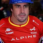 Fernando Alonso, con la camiseta especial de Alpine para el Gran Premio de España de Fórmula 1.
