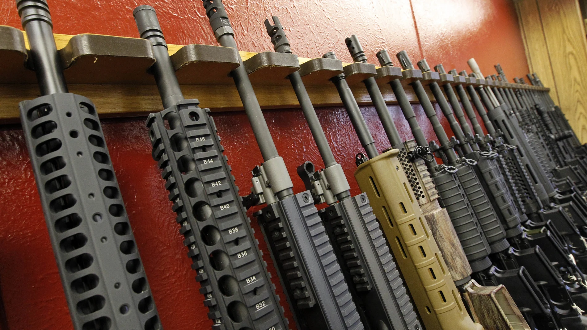 Varios rifles tipo AR-15 en una armería en Aurora (Colorado, Estados Unidos)