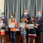 La consejera Rocío Lucas, Benito Serrano y Amalio de Marichalar con los escolares premiados