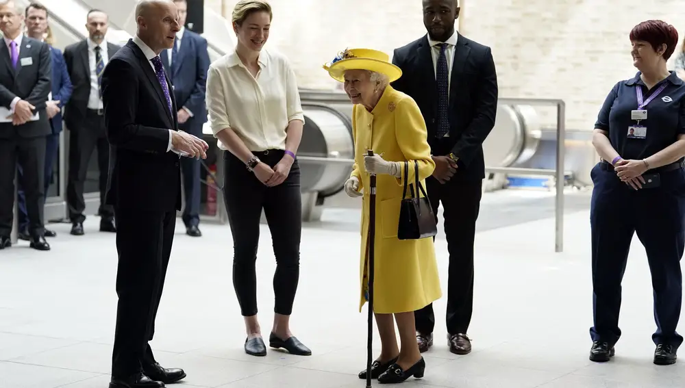 La reina Isabel II visita el metro de Londres