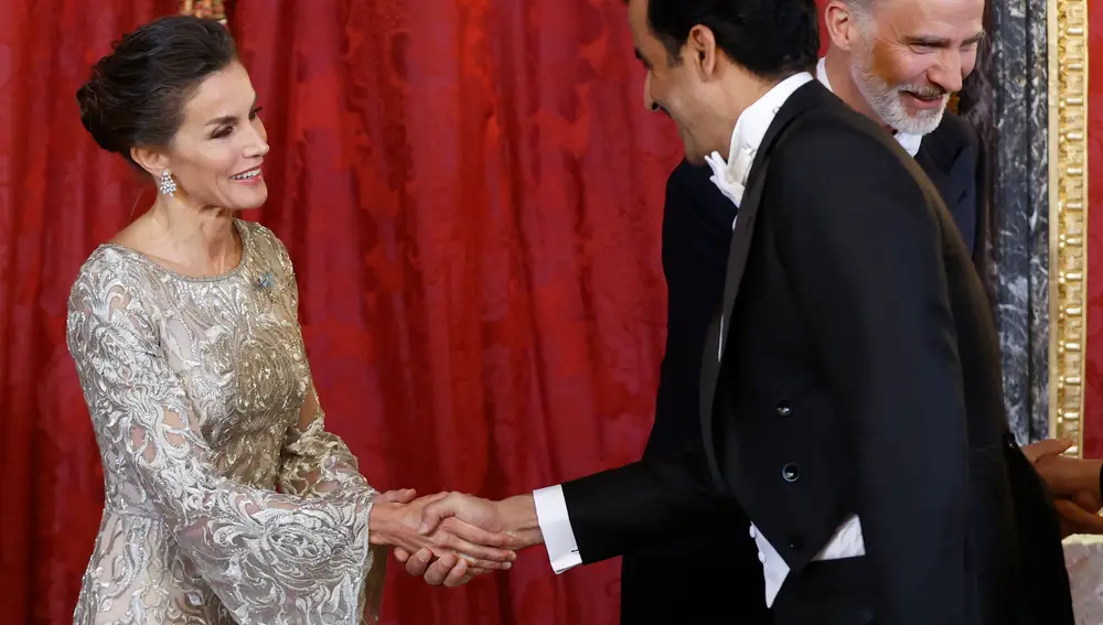 La reina Letizia (i) saluda al emir de Catar, Tamim bin Hamad Al Thani.