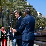 El presidente del PP, Alberto Núñez Feijóo y el presidente de Ceuta, Juan Jesús Vivas tras reunirse con la Cámara de Comercio y la Confederación de Empresarios de Ceuta