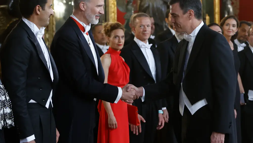 MADRID, 17/05/2022.- El rey Felipe VI (2i) saluda al presidente del Gobierno Pedro Sánchez (d), acompañado por el emir de Catar Tamim bin Hamad Al Thani (i), antes de la cena de gala que los monarcas españoles ofrecen al mandatario catarí y a su esposa, hoy martes en el Palacio Real, en Madrid. EFE/Mariscal