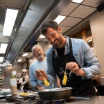 Padre e hijo posan mientras cocinan en la presentación del libro en País Vasco