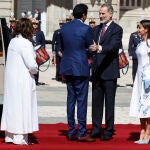 Los reyes Felipe y Letizia reciben al emir de Catar, el jeque Tamim Bin Hamad Al Thani (2i), y a su esposa, Jawaher Bint Hamad Bin Suhaim Al Thani (i), este martes en el Palacio Real con motivo de su visita de Estado a España. EFE/Chema Moya