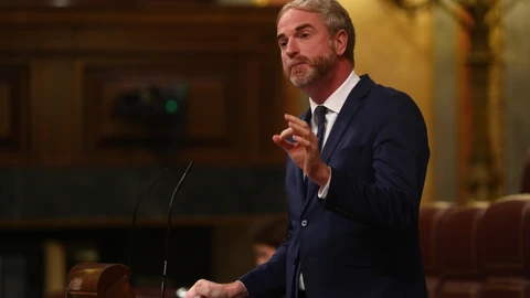 El portavoz de Educación en el Congreso del PP, Óscar Clavell, interviene durante el pleno del Congreso.