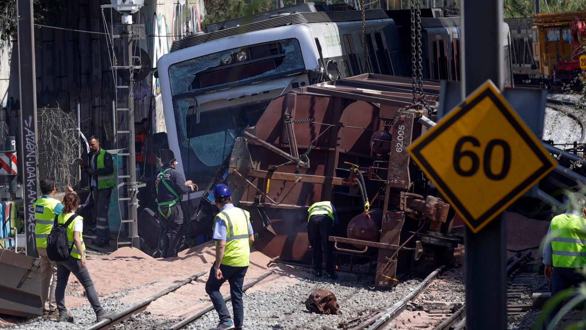 Técnicos y operarios en el lugar donde ayer se produjo un accidente ferroviario con un muerto y 86 heridos, todos ellos dados ya de alta, sobre el que el juzgado de guardia de Sant Boi de Llobregat ha abierto una investigación. EFE/Quique García