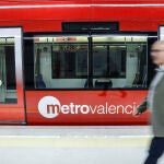 Un hombre pasa por uno de los vagones de la Línea 10 de Metrovalencia, a 17 de mayo de 2022, en Valencia, Comunidad Valenciana (España). Rober Solsona / Europa Press 17/05/2022