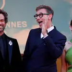 Romain Duris (izda.), el director Michel Hazanavicius y Simone Hazanavicius en la inaguración del Festival de Cannes, con la película &quot;Coupez!&quot; - EFE/EPA/GUILLAUME HORCAJUELO