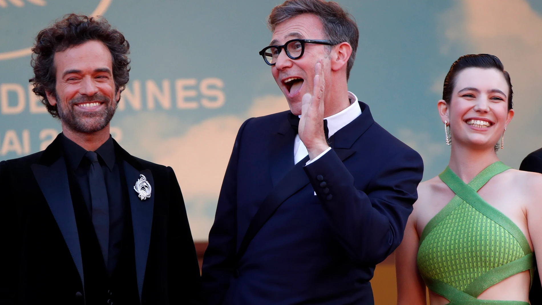 Romain Duris (izda.), el director Michel Hazanavicius y Simone Hazanavicius en la inaguración del Festival de Cannes, con la película "Coupez!" - EFE/EPA/GUILLAUME HORCAJUELO