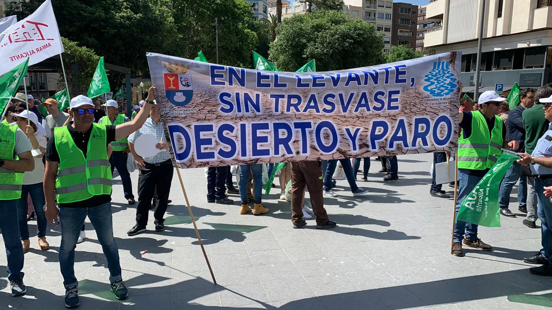 Miles de agricultores y regantes protestan en Alicante contra el Plan del Tajo que prevé un recorte en el trasvase Tajo-Segura