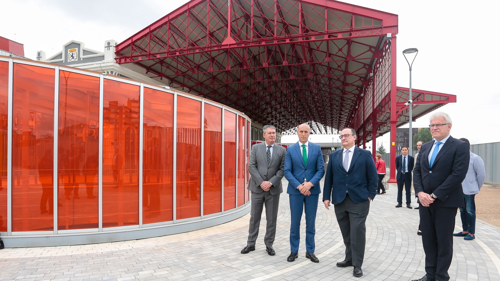 El alcalde de León, José Antonio Diez, y el director de Patrimonio y Urbanismo de Adif, Alfredo Cabello, visitan los nuevos viales abiertos al público en el entorno de la estación