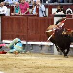 El torero mexicano Joselito Adame sufre una cogida durante la corrida de toros de la Feria de San Isidro, este martes en Las Ventas de Madrid.
