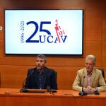 José Francisco Hernández, delegado territorial de la Junta de Castilla y León en Ávila; y Ricardo Reier, director del servicio de Deportes de la UCAV presentan la gala