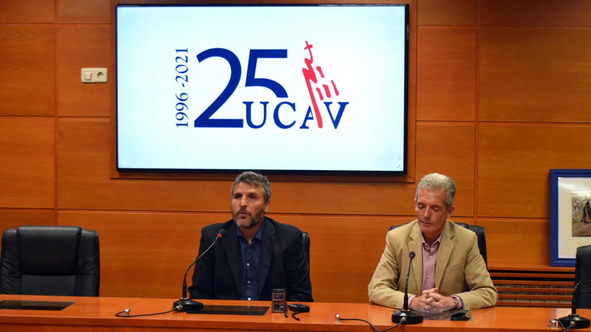 José Francisco Hernández, delegado territorial de la Junta de Castilla y León en Ávila; y Ricardo Reier, director del servicio de Deportes de la UCAV presentan la gala
