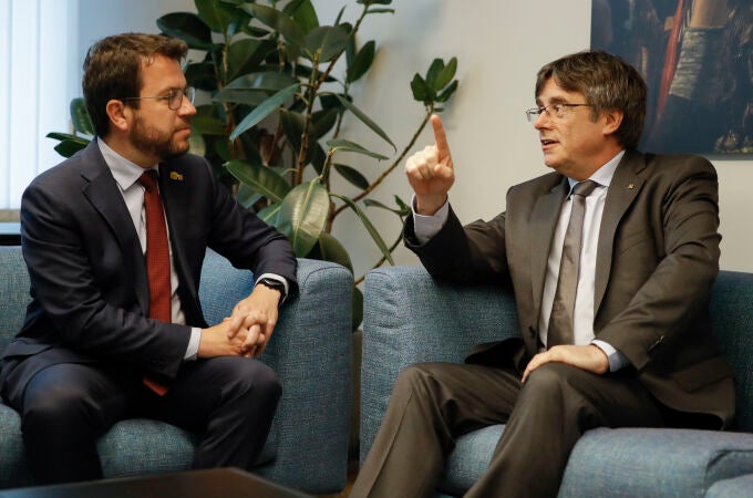 Carles Puigdemont, con el presidente de la Generalitat, Pere Aragonés, ayer en Bruselas