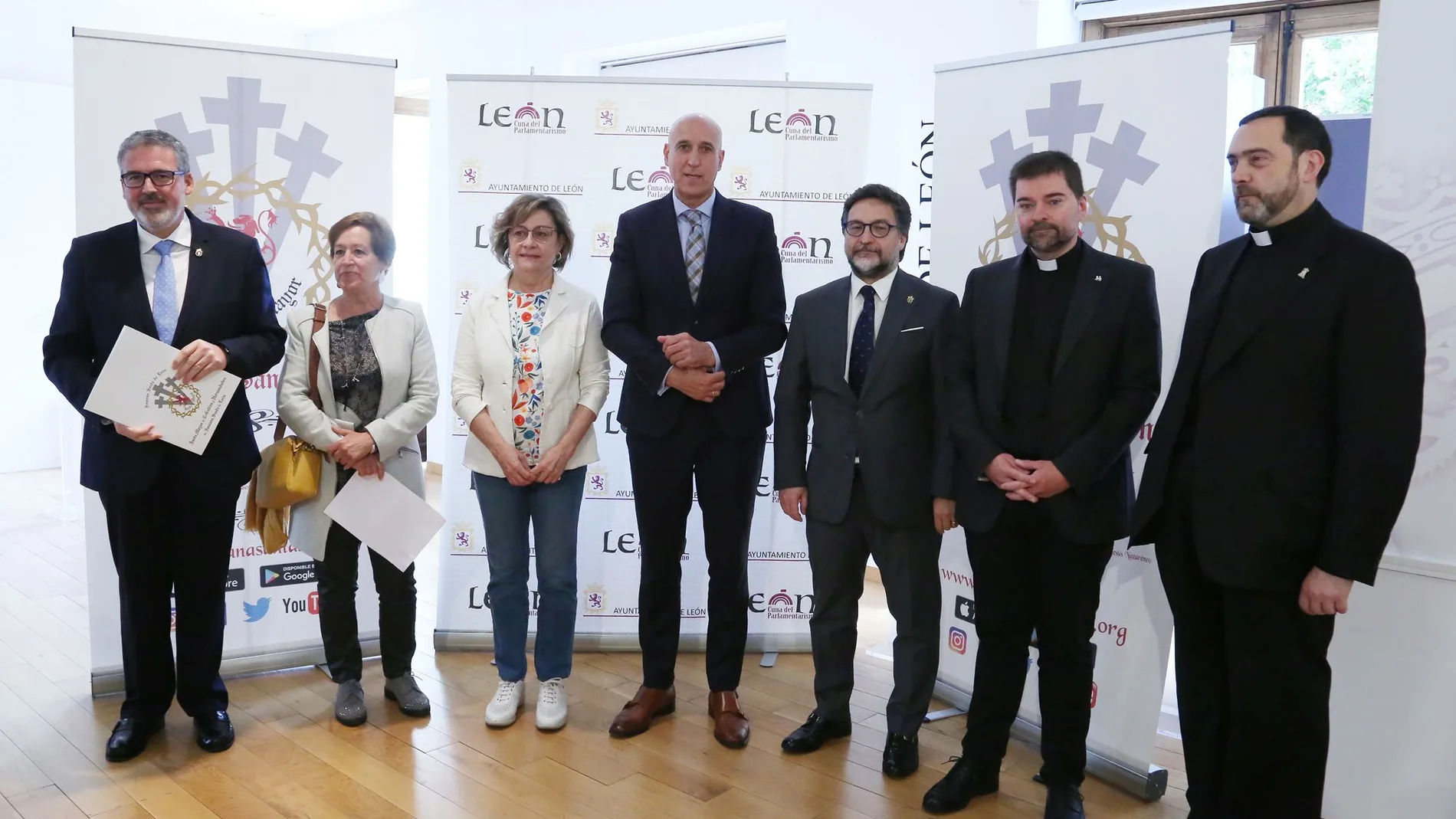 El alcalde de León, José Antonio Díaz, presenta el 33 encuentro de cofradías penitenciales