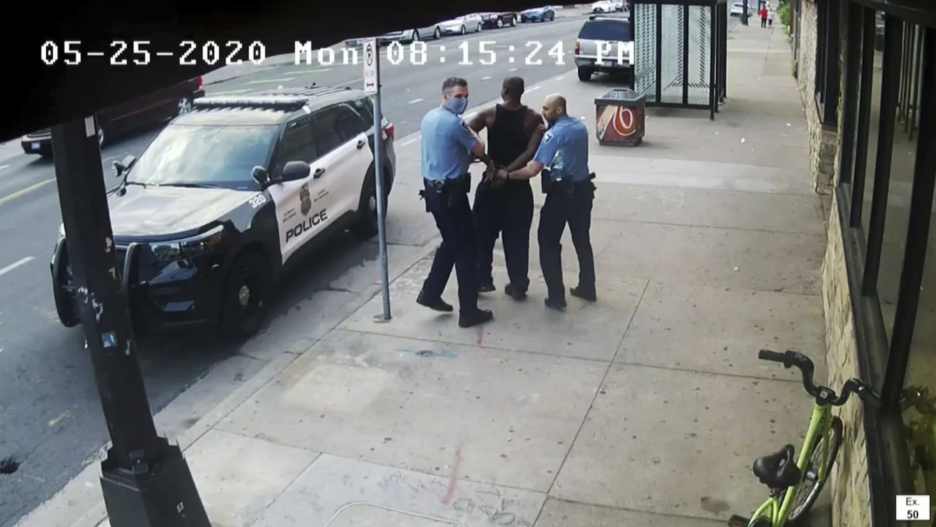 Los agentes Thomas Lane (izquierda) y J. Alexander Kueng sujetan a Floyd tras ser detenido el 25 de mayo de 2020 en Minneapolis