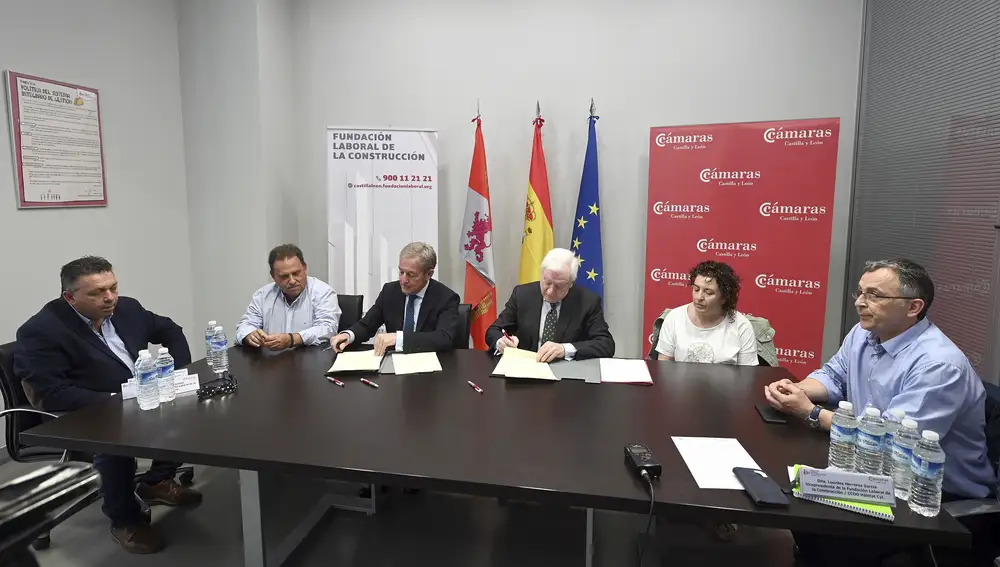 El presidente del Consejo de Cámaras de Comercio, Industria y Servicios de Castilla y León, Antonio Méndez Pozo, y el presidente de la Fundación Laboral de la Construcción de Castilla y León, Javier Vega Corrales, firman un convenio de colaboración