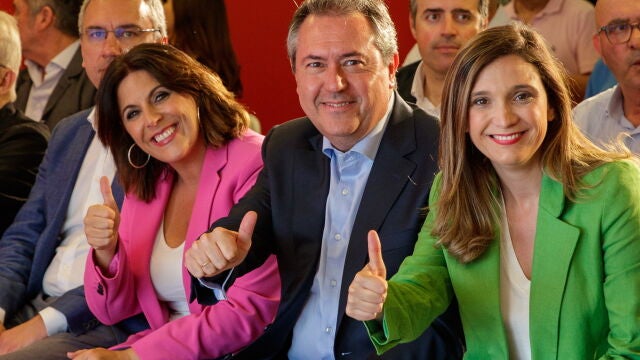 El candidato del PSOE a la presidencia de la Junta de Andalucía, Juan Espadas, junto a Ángeles Férriz y María Márquez, en la presentación del programa electoral de su partido para el 19 de junio. EFE/Julio Muñoz