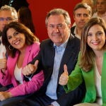 El candidato del PSOE a la presidencia de la Junta de Andalucía, Juan Espadas, junto a Ángeles Férriz y María Márquez, en la presentación del programa electoral de su partido para el 19 de junio. EFE/Julio Muñoz