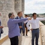 El alcalde de Peñafiel, Roberto Díez, enseña a Víctor Alonso y Javier Fitz-James Stuart las obras que se están acometiendo en el castillo de Peñafiel