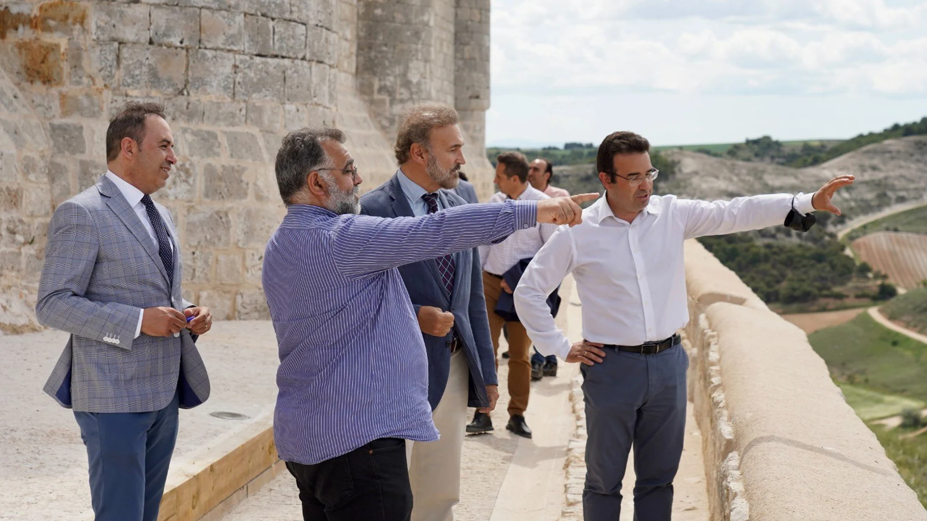 El alcalde de Peñafiel, Roberto Díez, enseña a Víctor Alonso y Javier Fitz-James Stuart las obras que se están acometiendo en el castillo de Peñafiel