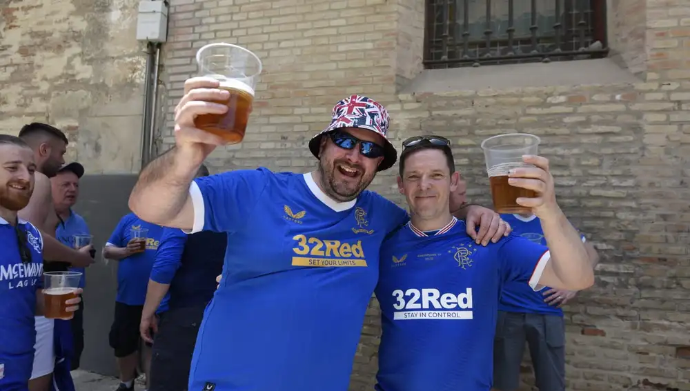 Aficionados del equipo escocés hidratándose con cerveza por las calles de Sevilla